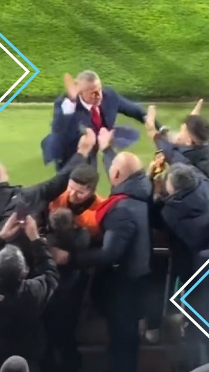 احتفال جنوني لسيلفينيو مدرب ألبانيا مع الجماهير